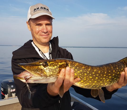 От случайно услышанного объявления по радио — до пьедестала. Чемпион мира по зимней рыбалке Максим Ефимов о рыбацком счастье и суровой романтике. Рыбак Максим Ефимов