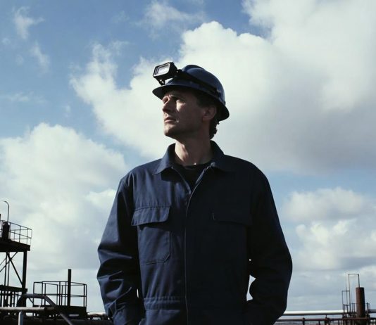 Топ-5 востребованных специализаций в нефтегазовой сфере в 2026 году Специалист по добыче нефти и газа