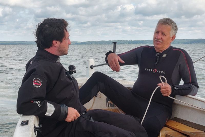 Сергей Бессонов - инженер-гидрограф, дайвер, яхтсмен, капитан 2 ранга (запаса), участник океанографических и других научных экспедиций и Игорь Комаров дайвер, эндурист, а также команда из шести специалистов