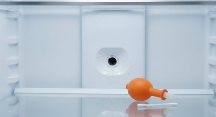 pochjemu-tjechjet-kholodilnik-i-kak-eto-ispravit-polnaja-instrukcija-dlja-vsjekh-modjeljej-2 Почему течет холодильник