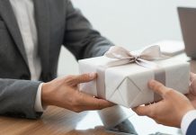 Подарок как стратегия: почему бизнес-сувениры становятся частью деловой коммуникации Бизнес-сувениры