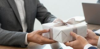 Подарок как стратегия: почему бизнес-сувениры становятся частью деловой коммуникации Бизнес-сувениры