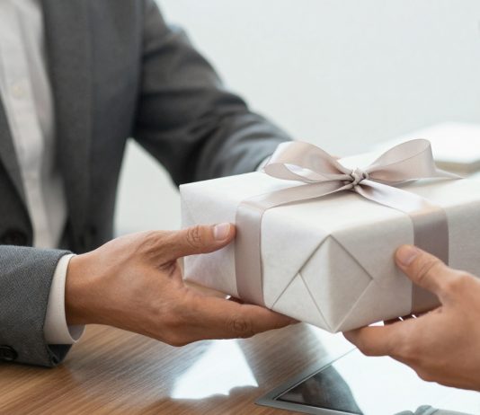 Подарок как стратегия: почему бизнес-сувениры становятся частью деловой коммуникации Бизнес-сувениры