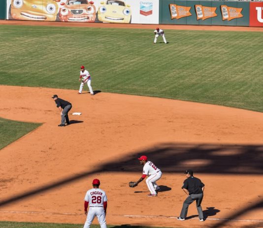 Питч-таймер в MLB: как ограничение времени вернуло украденную базу в большую игру Питч-таймер в MLB