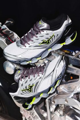 Кроссовки Mizuno Wave Prophecy LS