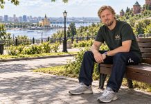 Футболка в движении: ворот, плечо и длина Футболка в движении: ворот, плечо и длина