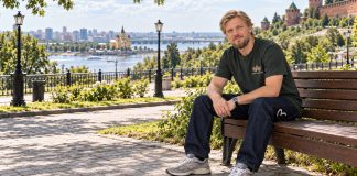 Футболка в движении: ворот, плечо и длина Футболка в движении: ворот, плечо и длина